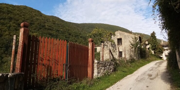 Veroli, fabbricati rurali e terreno.