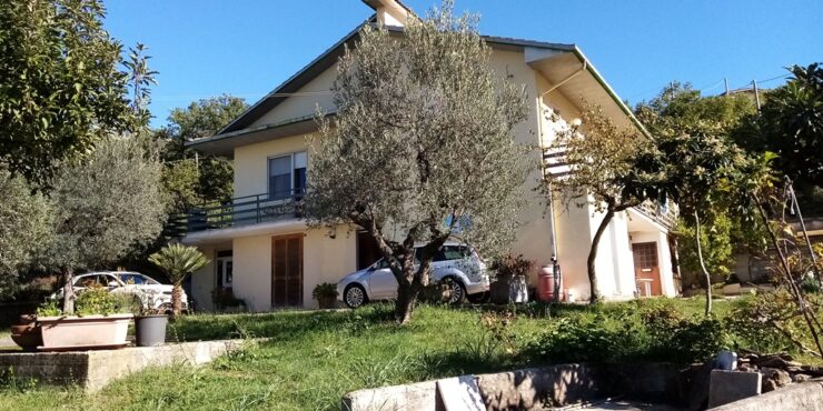 Veroli, casa singola, due unità abitative e terreno